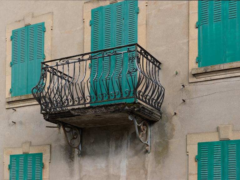 Auberge et quincaillerie, atelier de métallurgie, maison