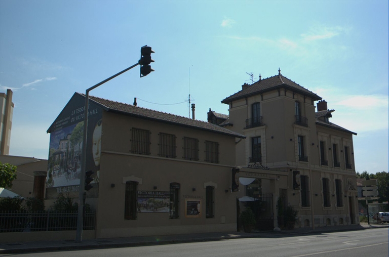 Verrerie Fourel et Bayle puis J. Bayle et Cie puis Usine de ferblanterie Talagrand L. puis Usine de produits photographiques et cinématographiques Konely actuellement restaurant Victoria Hall