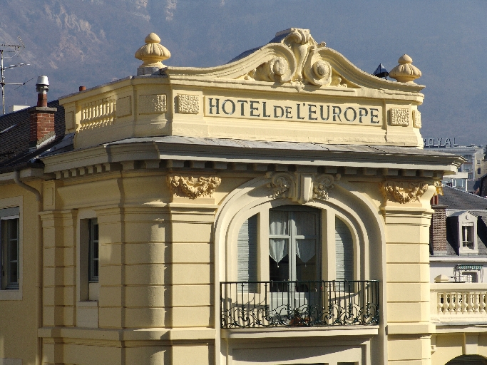 Hôtel de voyageurs, Hôtel du Globe, puis Grand Hôtel de l'Europe, puis Hôtel de l'Europe et Villa Béatrice, actuellement immeuble Europe-Béatrice