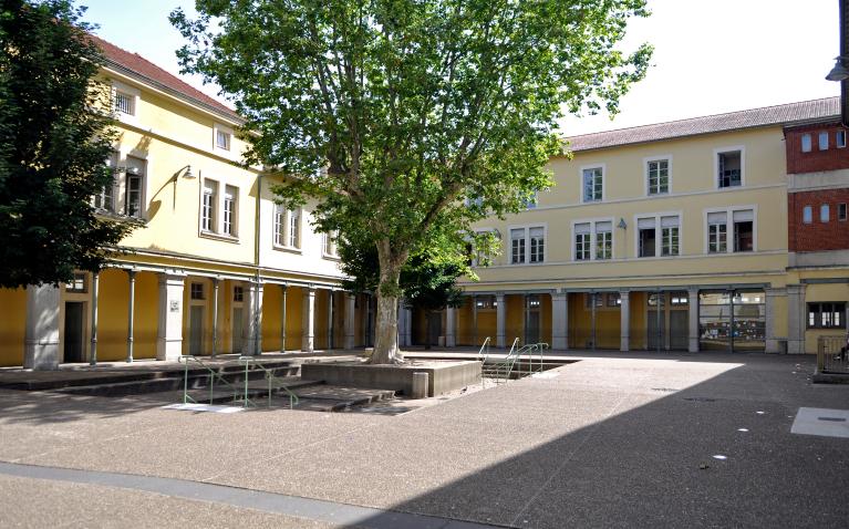 Collège de jésuites, puis institut national, école centrale supplémentaire, école communale secondaire, collège communal et école pratique de commerce et d'industrie, lycée, actuellement collège François-Ponsard