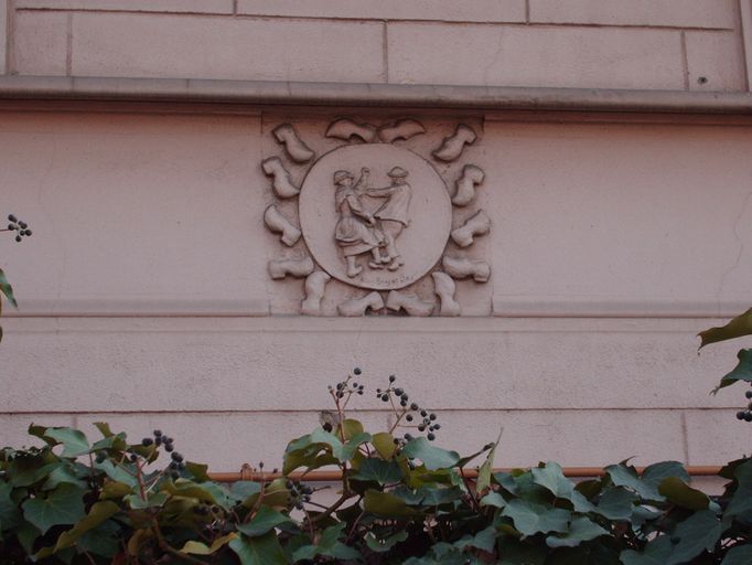 Ensemble de trois bas-reliefs : Danse et portraits d'Auvergne