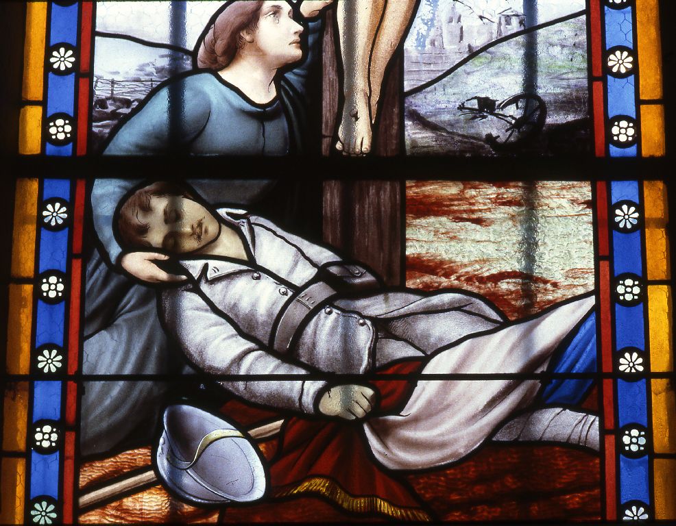 Verrière : femme soutenant un soldat mourant au pied du Christ en croix (baie 8), verrière figurée