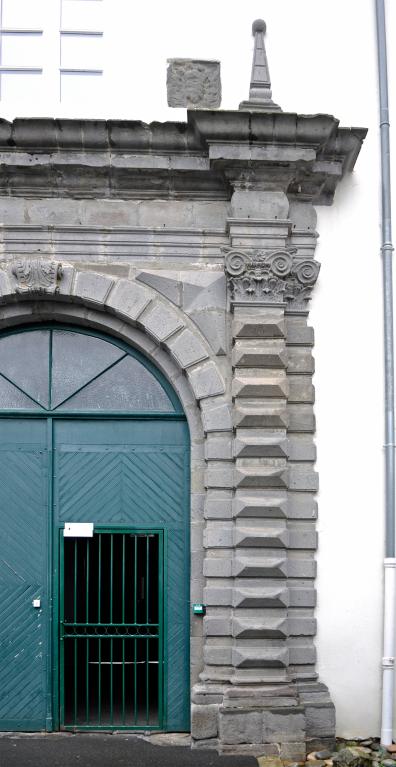 Portes (décor d'élévation extérieure) : portes du collège Jeanne de la Treilhe