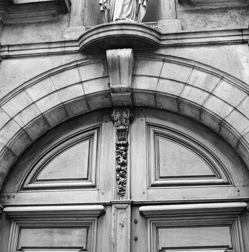 Deux vantaux, tympan de menuiserie (dormant) du portail de l'église