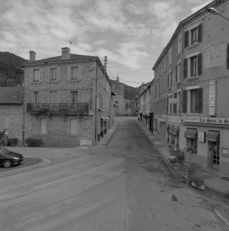 Magasin d'alimentation et immeuble à logements