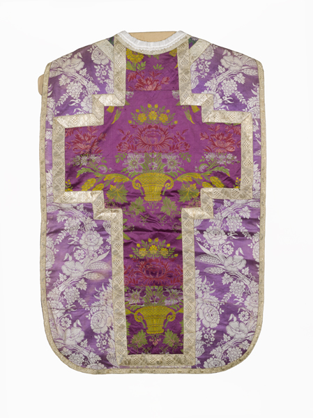 ornement violet : chasuble, bourse de corporal