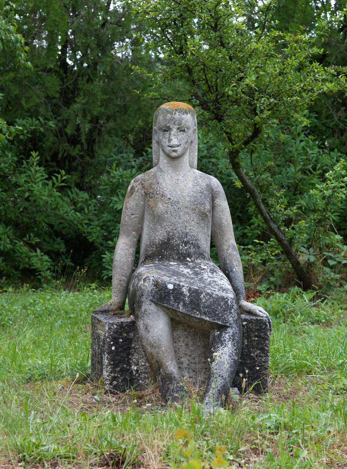 Sculpture (ronde-bosse) : Jeune fille assise