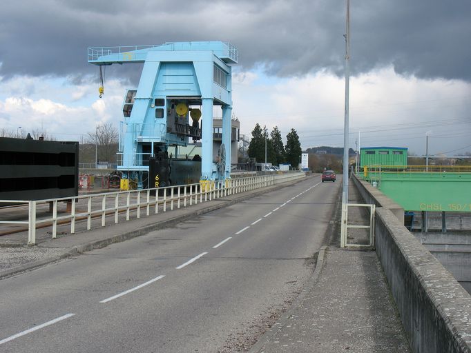 Centrale hydroélectrique, écluse dite usine-écluse de Sablons, pont routier