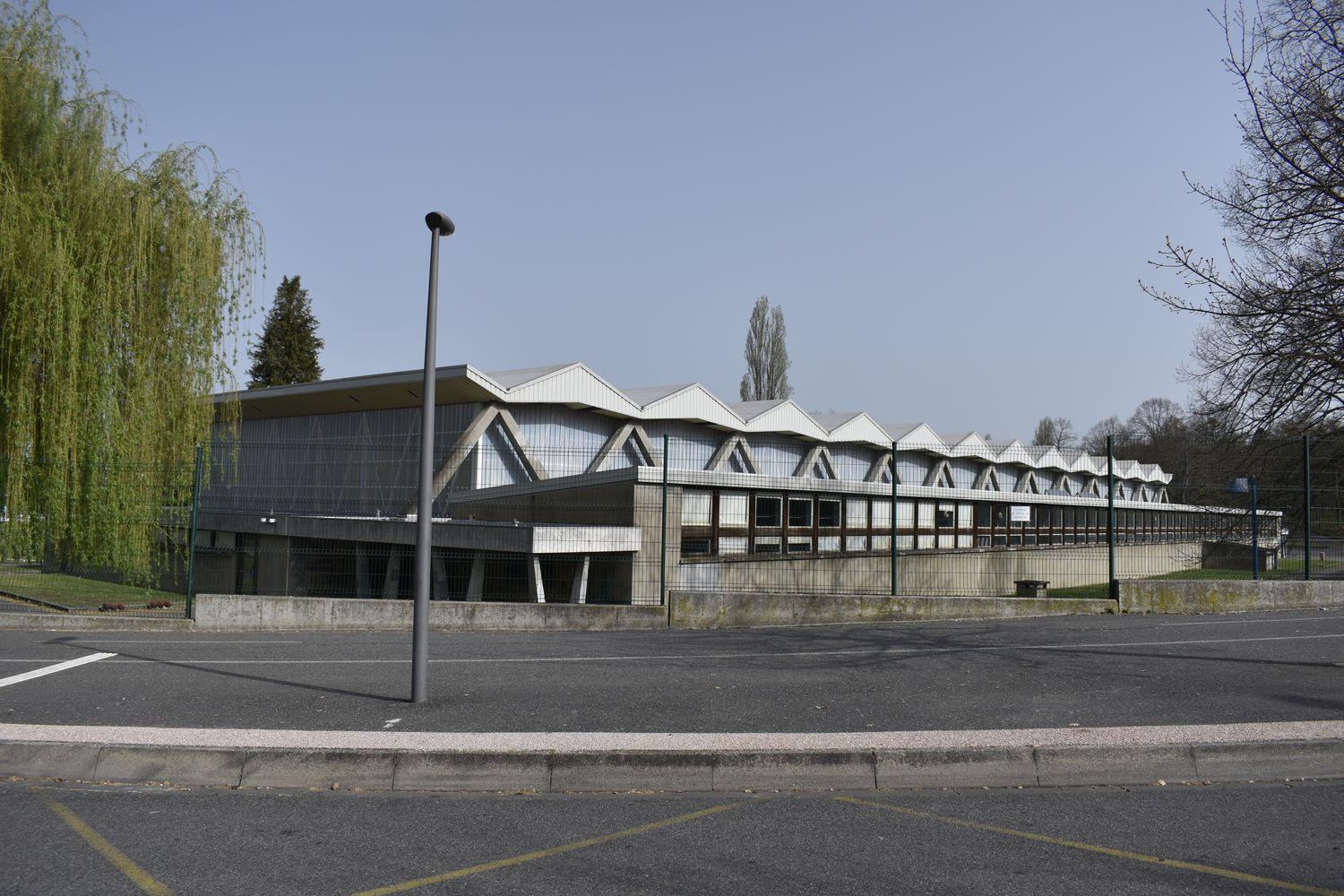 Centre d'enseignement de Vichy-Cusset, puis lycée de garçons, lycée de jeunes filles et lycée technique de Presles, puis lycée d'enseignement général et d'enseignement professionnel de Presles, actuellement cité scolaire Albert-Londres