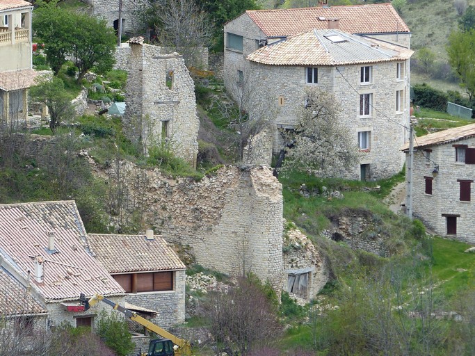 La partie ouest du rempart du village.