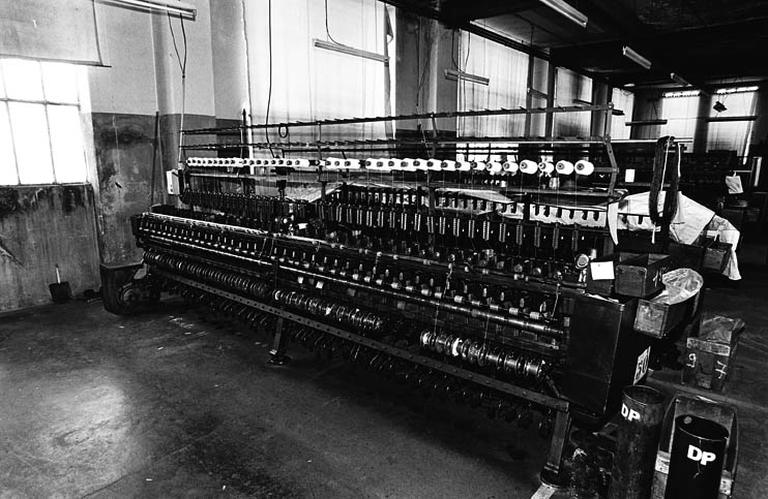 Machines à entrelacer, machine à bobiner, machine à contrôler la quantité de l'usine Dorures Louis Mathieu Industrie
