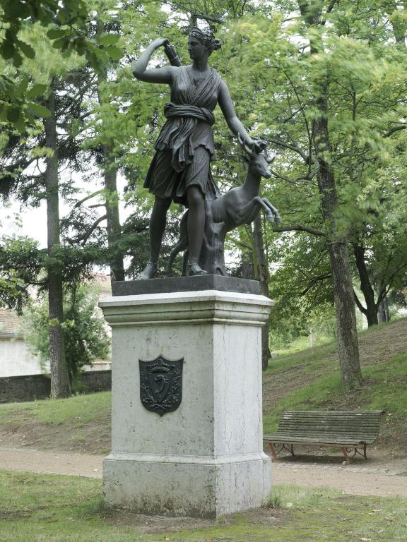 Statue : Diane chasseresse