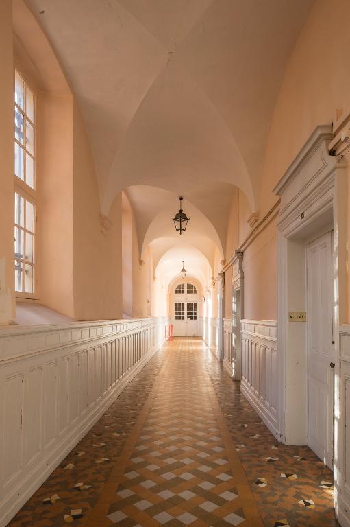 Manoir de Chènevoux, puis collège de jésuites, puis école centrale, puis lycée de garçons, actuellement lycée d'enseignement secondaire Jean-Puy