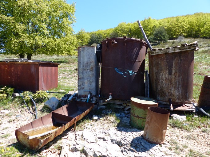 Cuves d'alambics recyclées en réserves d'eau, quartier de Font Nouvelle.