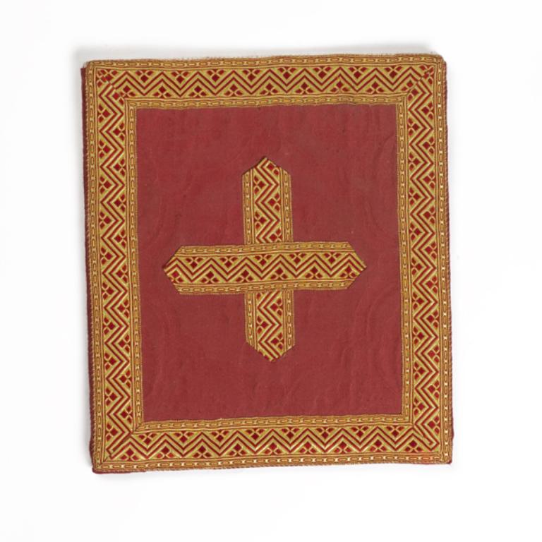 chasuble, étole, manipule, bourse de corporal : ornement rouge
