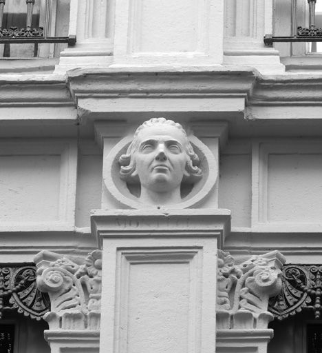 Ensemble de 24 hauts-reliefs en médaillons : portraits de Lyonnais célèbres