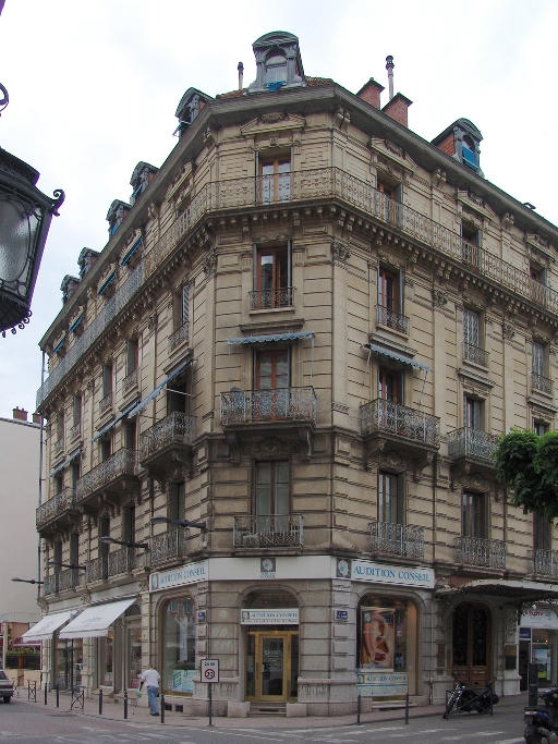 Remise, puis maison, puis hôtel de voyageurs Hôtel des Nations, puis Restaurant-Hôtel Lamartine, actuellement immeuble