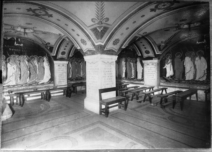 Voûte du décor d'architecture de la chapelle souterraine dite caveau de saint Pothin