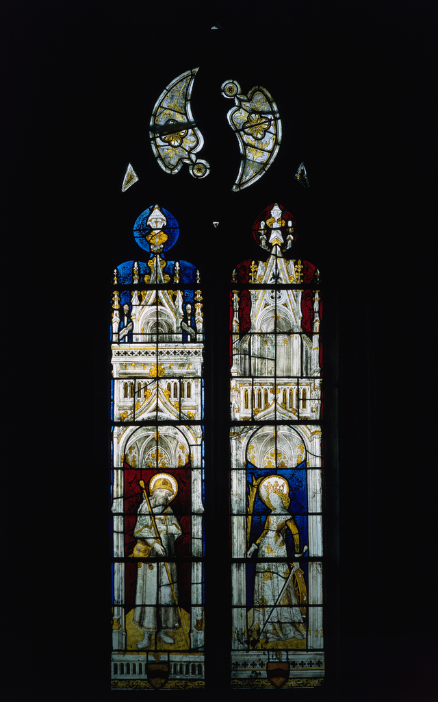 Verrière : saint Jacques le Majeur, sainte Catherine d' Alexandrie (baie 7) , verrière à personnages
