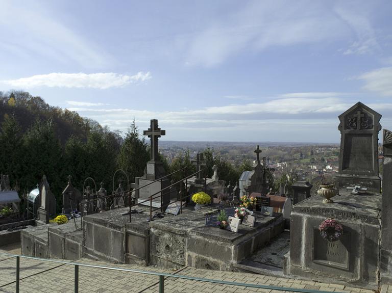 Le cimetière Saint-Jean, sur la pente.
