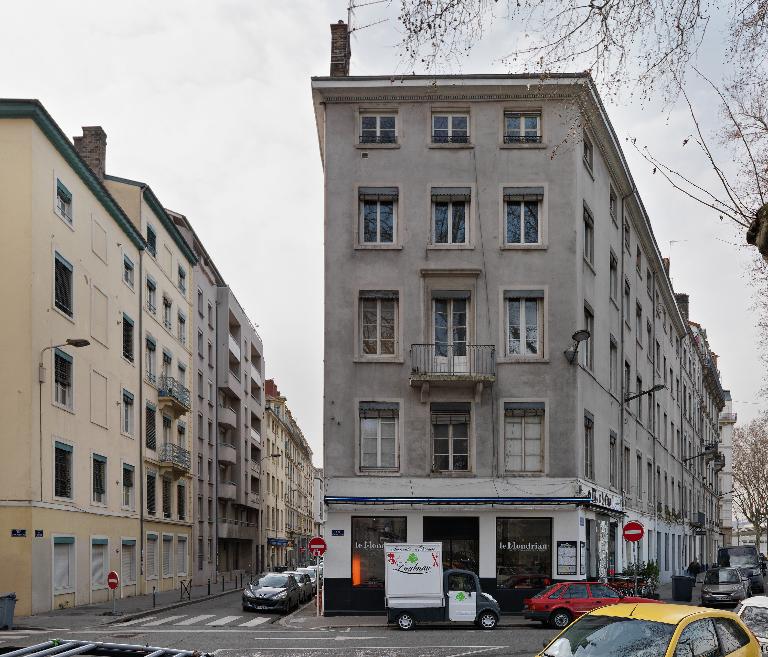 Ensemble à cour commune relié par escalier et coursières