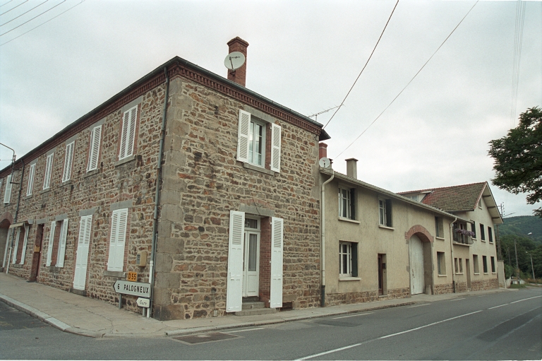 Bâtiment à usage de café, d'habitation, de relais de poste, de transport, d'écurie à cheval avec fenil