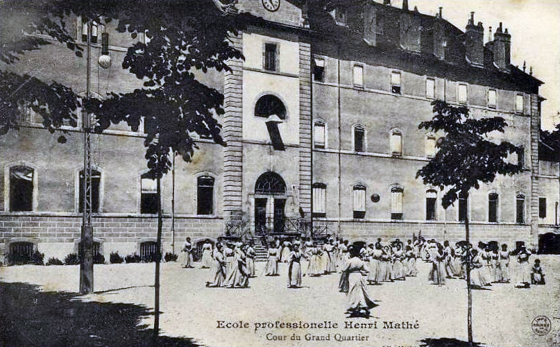 Prieuré de bénédictines Saint-Pierre puis petit séminaire et collège de jésuites puis école de filles, dite école professionnelle Henri-Mathé, puis collège technique et centre d’apprentissage mixtes, puis lycée technique, actuellement lycée polyvalent Jean-Monnet, dit lycée des métiers du design et des arts verriers