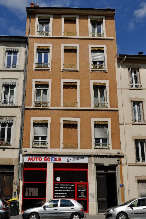 Ensemble de deux immeubles, sur rue et sur cour