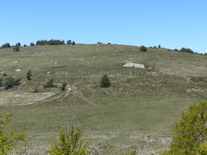 Vue de situation d'une grande cabane à trois pièces, quartier du Seuil.