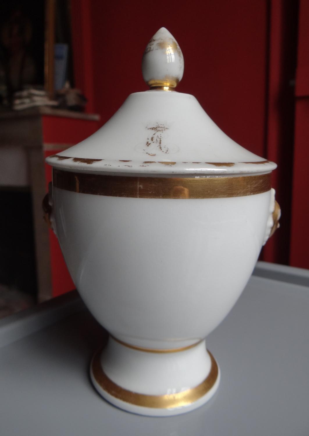 Pot à couvercle (sucrier?) au chiffre d'Adélaïde d'Orléans : pot
