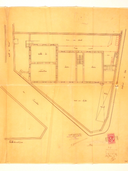 École des frères de la doctrine chrétienne, puis école maternelle et tribunal, puis école supérieure de jeunes filles, actuellement bibliothèque