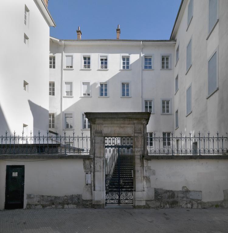 Corps de bâtiment ouest, élévation postérieure et ancienne cour d'entrée de la bibliothèque municipale