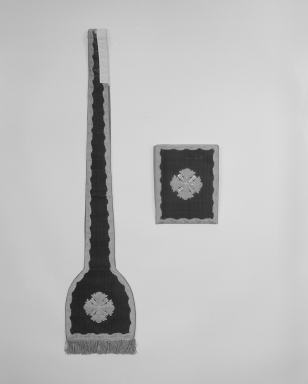 Chasuble, étole, manipule, bourse de corporal, voile de calice : ornement rouge