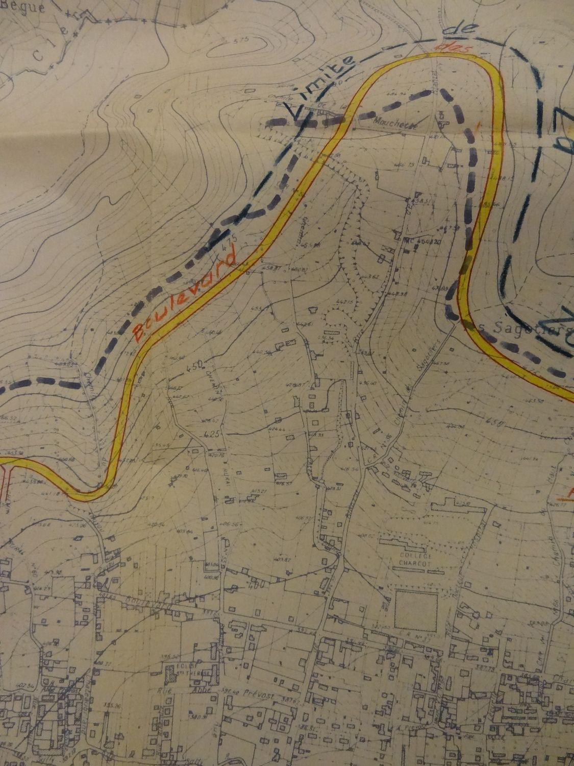Plan de modification du PUD, où l'on voit, au centre, le "collège Charcot" (avant agrandissement) et en contre-haut, le boulevard des Côtes tel que projeté en 1971, mais pas réalisé. La limite indiquée en tireté noir est celle de "la zone à boiser".