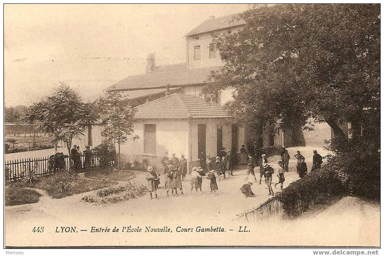 Moulin, puis école secondaire dite l'Ecole Nouvelle, puis immeuble dit Meublés Nicolaï, actuellement Résidence Nicolaï