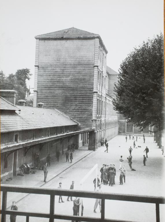 Manoir de Chènevoux, puis collège de jésuites, puis école centrale, puis lycée de garçons, actuellement lycée d'enseignement secondaire Jean-Puy