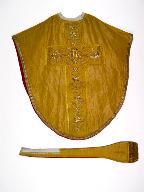 chasuble ; étole : ornement doré