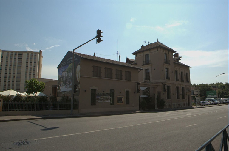 Verrerie Fourel et Bayle puis J. Bayle et Cie puis Usine de ferblanterie Talagrand L. puis Usine de produits photographiques et cinématographiques Konely actuellement restaurant Victoria Hall