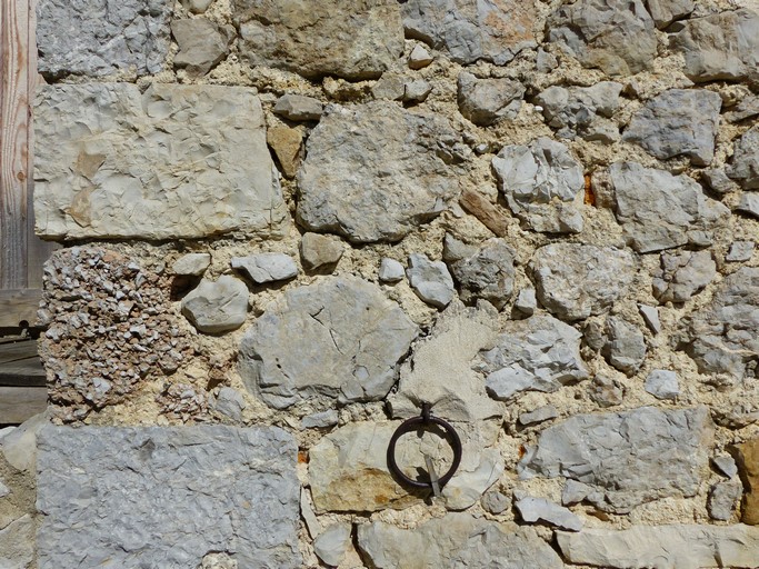 Détail de la maçonnerie d'un entrepôt agricole. Quartier de Font Nouvelle.