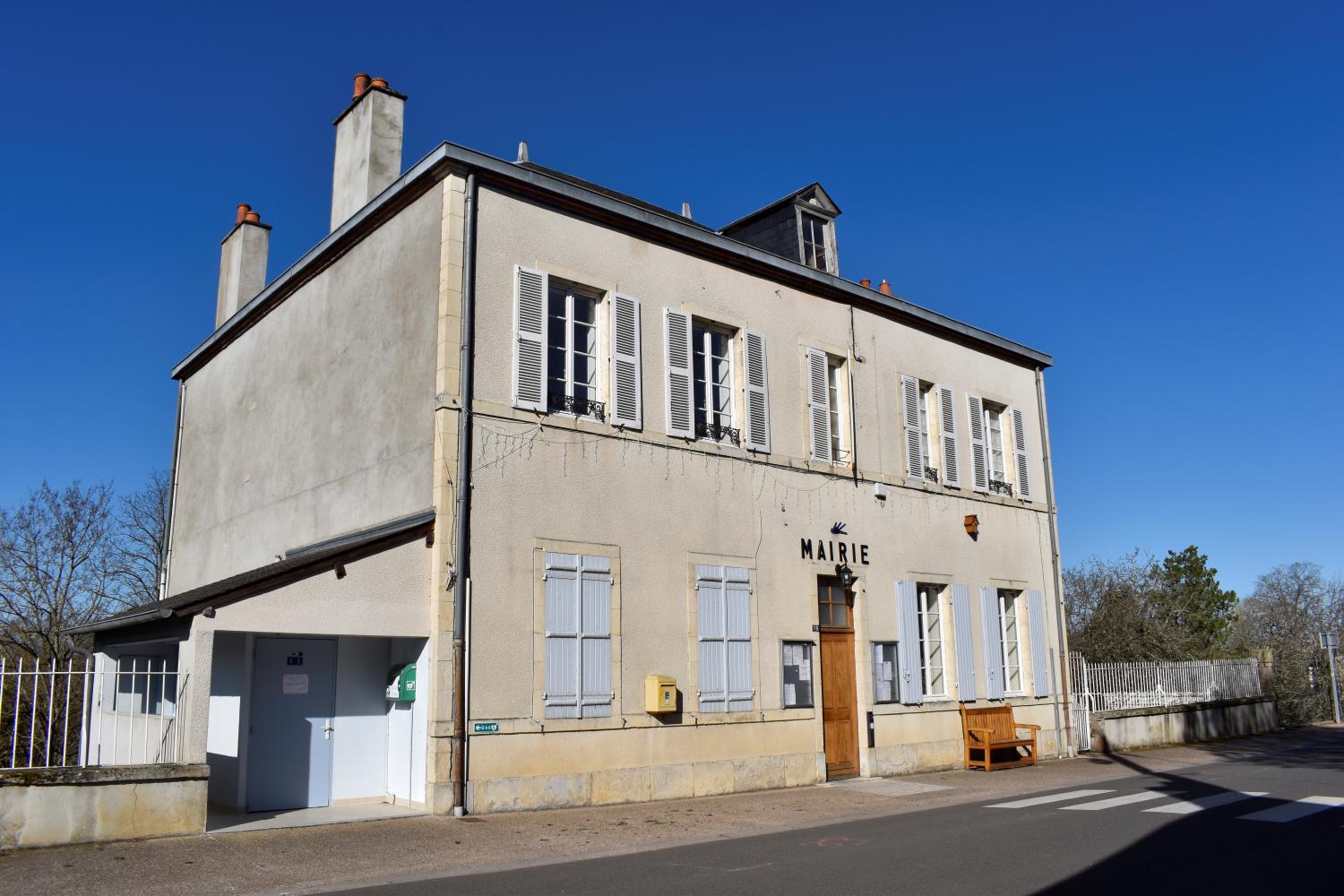 Mairie-école de Château-sur-Allier.