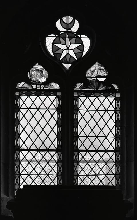 Verrière : buste de la Vierge, motifs décoratifs (baie 9), grisaille décorative