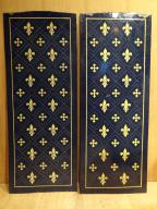 Deux plaques en tôle émaillée provenant d'un contrecœur de cheminée du château de Maulmont