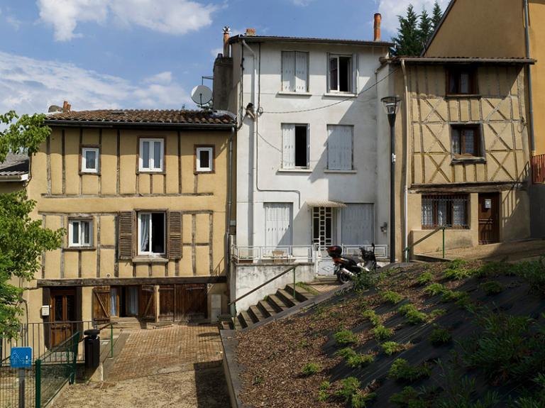 Maison bâties parallèlement à la pente, rue des Forgerons.