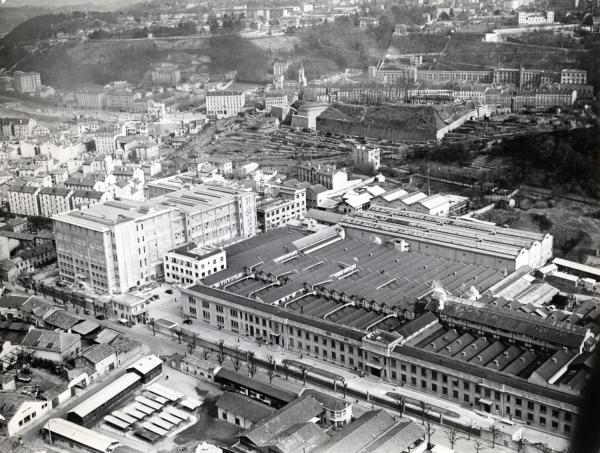 Vue aérienne de l'usine Rhodiaceta de Vaise 1970 (BML)