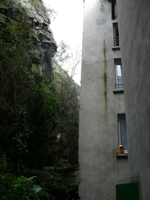 Immeuble d'habitation et petite maison