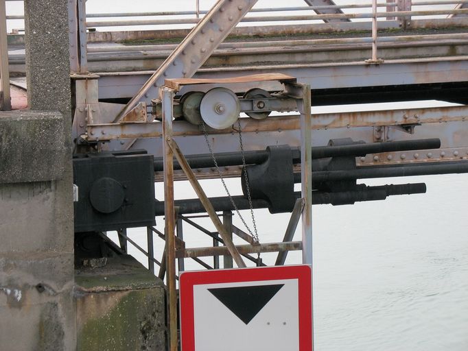 Pont suspendu, actuellement passerelle de Sainte-Colombe