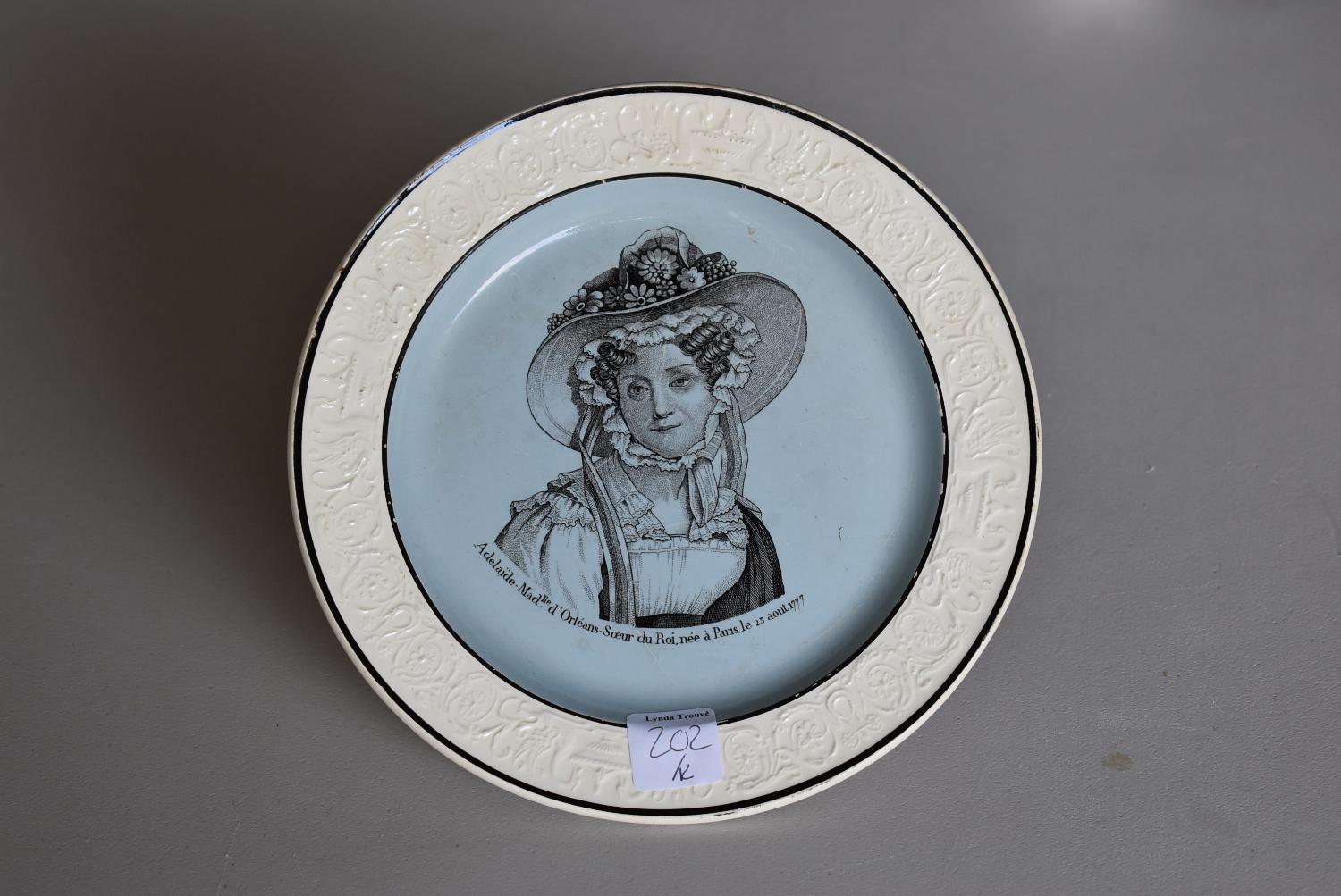 Assiette représentant la famille d'Orléans et le général Lafayette : portrait d'Adélaïde d'Orléans