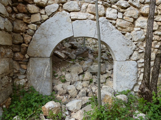 Porte du logis en pierre de taille calcaire, ferme au hameau du Génisseau.
