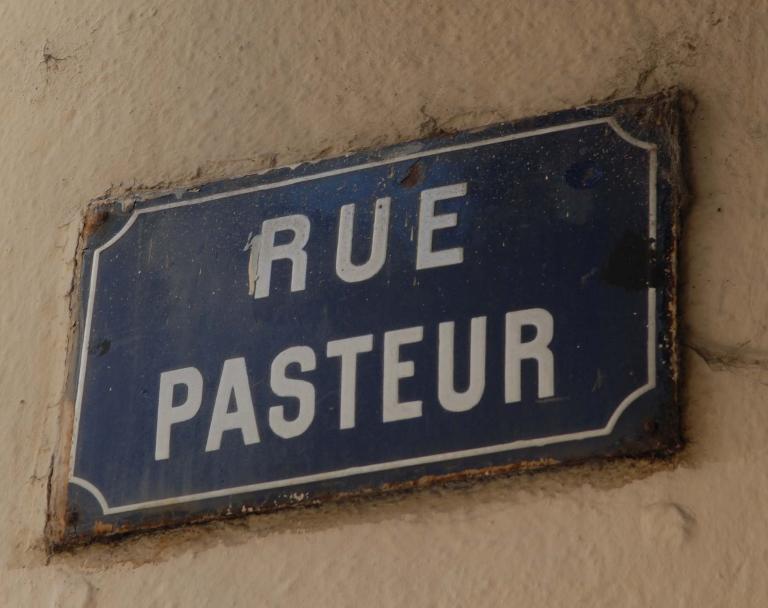 Rue Henri IV, puis rue Mouton-Duvernet, rue de Béarn, actuellement rue Pasteur