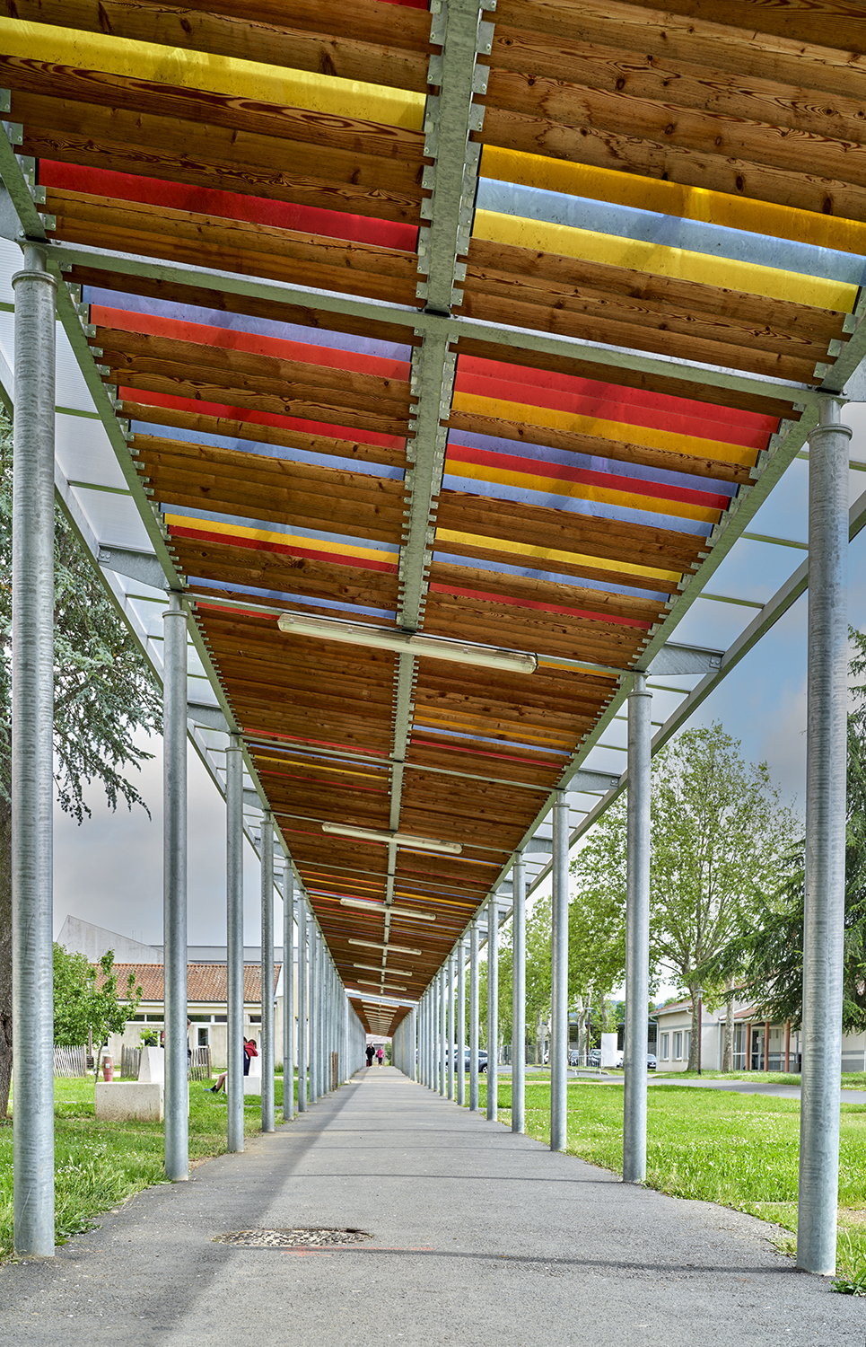 Installation : galerie couverte et panneaux colorés
